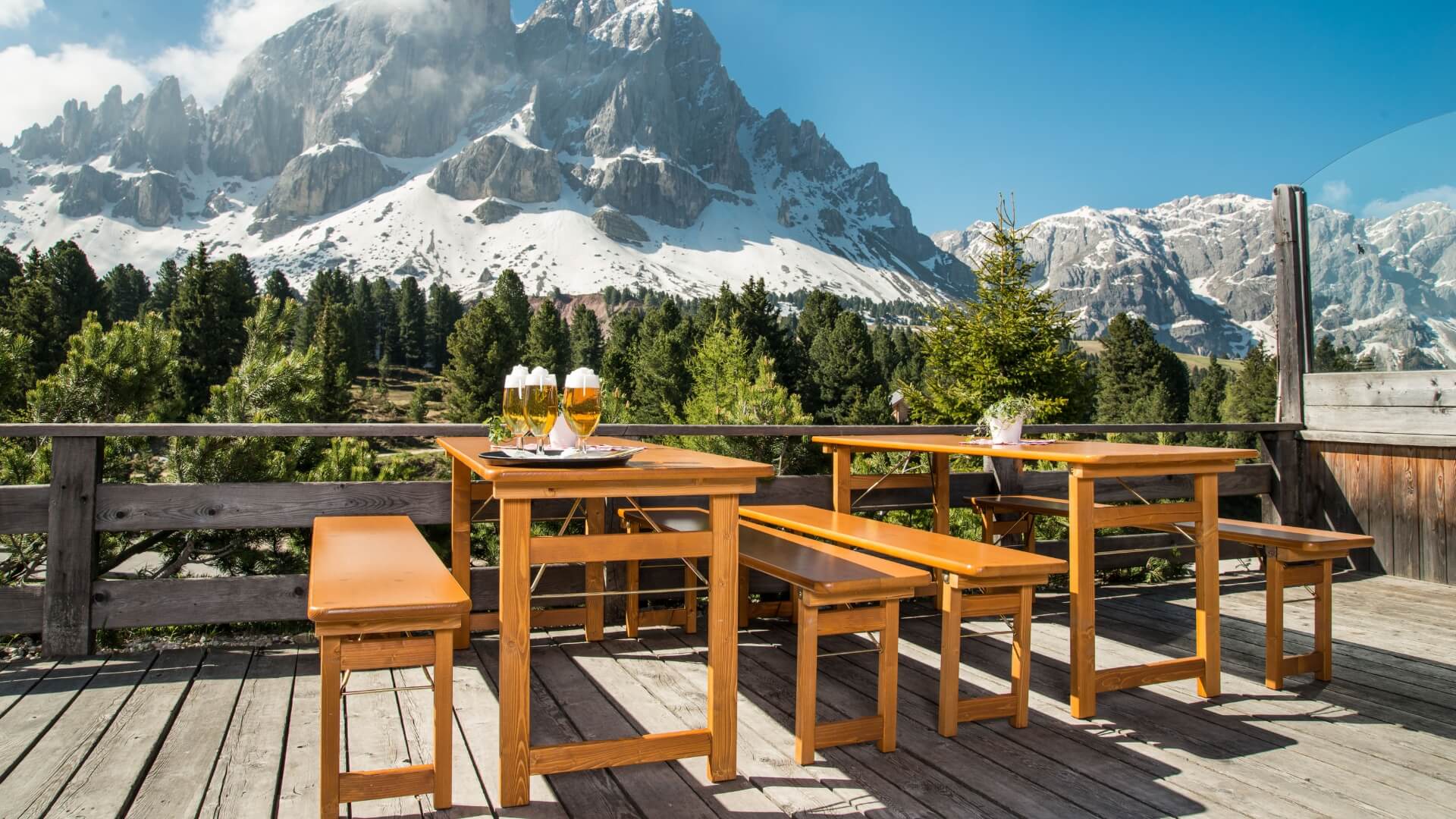 Die Designgarnitur Rustica wurde auf einer Terrasse mit  einem Blick auf die Berge aufgestellt.