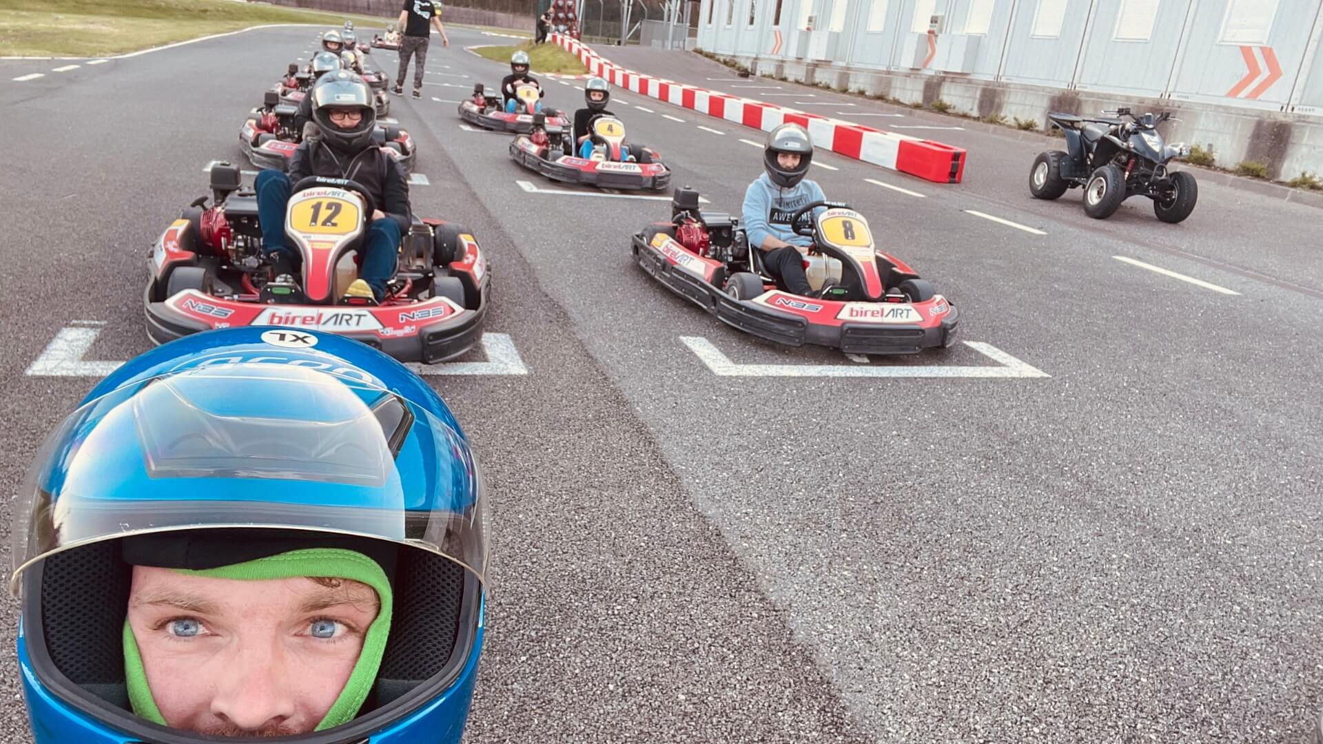 Das Team ist Go-Kart gefahren..