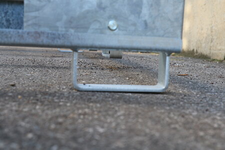 The photo shows a detailed view of the foot of a transport container.