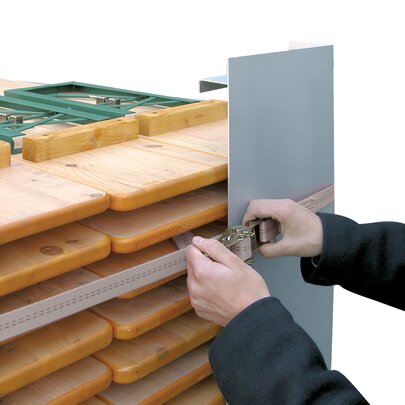Die Transportcontainer schützen die Garnituren und machen den Transport besonders einfach