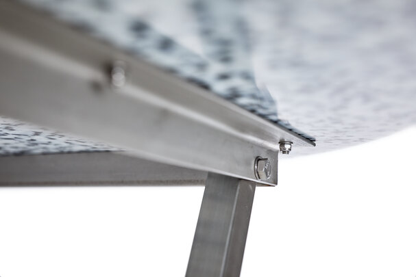 Das Edelstahl-Untergestell des Stehtisches Unkaputtbar im Detail.