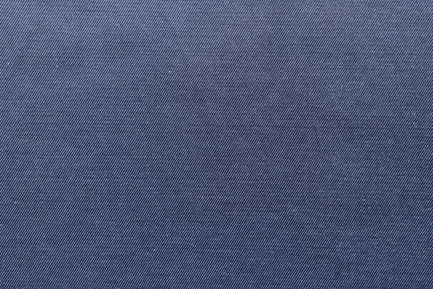 Der anthrazitgraue Stoff der Tischdecke und Bankpolster besteht aus 51 % Polyester und 49 % Baumwolle.
