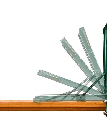 Man sieht den Klappmechanismus einer Bierbank in der Farbe Kiefer. Die Bierbank ist mit der Sitzfläche nach unten und das Untergestell wird in den Klappmechanismus eingerastet.