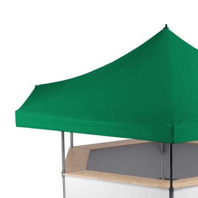 Der Bierstand hat ein grünes Dach.