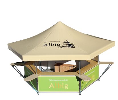 Der Bierstand in Creme und Grün ist mit einem Logo bedruckt.