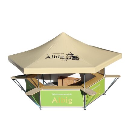 Der Bierstand in Creme und Grün ist mit einem Logo bedruckt.
