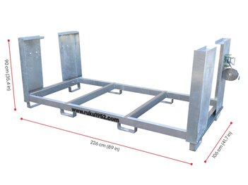 Der leere Transportcontainer wird mit seinen Maßen dargestellt.