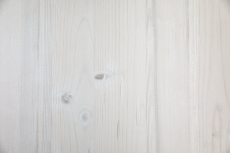 Die Holzplatte der Designgarnitur Riva in Weiß.