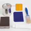 Das Bild zeigt des Inhalt eines Reparaturkits für eine Bierzeltgarnitur in der Farbe Kiefer, bestehend aus 500 ml Lasur (Farbe Kiefer), 75 g Holzkitt, Spachtel, Pinsel, Schleifpapier und einer Anleitung