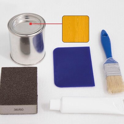 Das Bild zeigt des Inhalt eines Reparaturkits für eine Bierzeltgarnitur in der Farbe Kiefer, bestehend aus 500 ml Lasur (Farbe Kiefer), 75 g Holzkitt, Spachtel, Pinsel, Schleifpapier und einer Anleitung