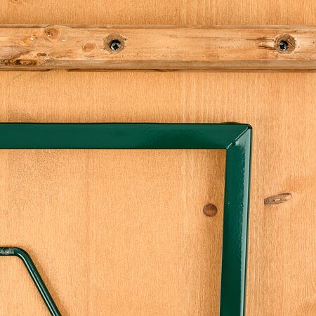 Die stabile Trapezform des Untergestelles der klassischen Bierzeltgarnitur trägt durch die breitere Auflage zur Standfestigkeit bei. Die zusätzliche Schweißnaht an den Ecken des Untergestelles verschließt die Kanten der einzelnen Biegeteile.