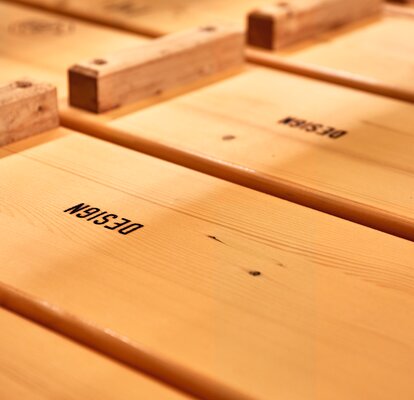 Die Bierbänke wurden mittels Ink-Druck mit dem Logo bedruckt.