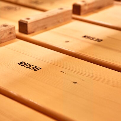 Die Bierbänke wurden mittels Ink-Druck mit dem Logo bedruckt.