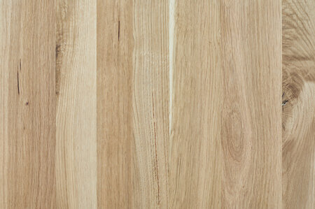 Die Holzplatte der Designgarnitur Lago in Eiche.