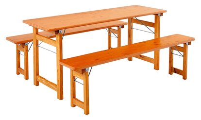 Die Designgarnitur Rustica bestehend aus Tisch und zwei Bänken ohne Lehne.