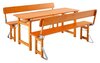Die Designgarnitur Rustica bestehend aus Tisch und zwei Bänken mit Lehne.