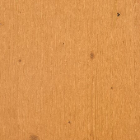 Die Holzplatte der Designgarnitur in Braun.