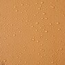 Designgarnitur Rustica in Braun mit Wassertropfen auf der Oberfläche des Holzes. Die UV-Lasur schützt die Tischplatte vor Verformungen und Verfärbungen. Das Set ist somit witterungsbeständig und schwer entflammbar.