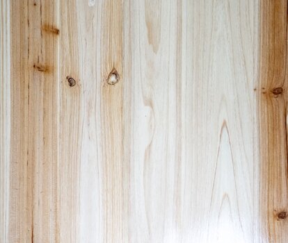 Die Holzplatte der Bierzeltgarnitur in Baumarktqualität enthält viele Asteinschlüsse.