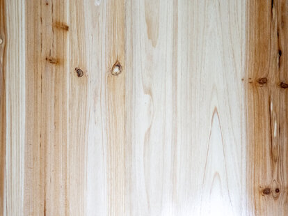 Die Holzplatte der Bierzeltgarnitur in Baumarktqualität enthält viele Asteinschlüsse.