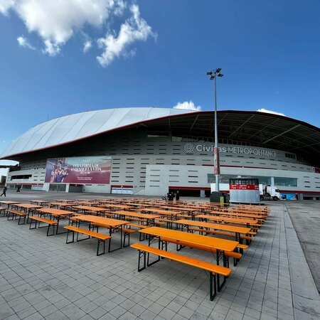 Vor dem Stadion Atletico de Madrid stehen klassische Bierzeltgarnituren.