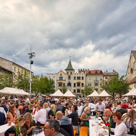 Beim Event Dine, Wine & Music wurden viele Bierzeltgarnituren aufgestellt, damit  man dort den Wein und das Essen genießen kann.