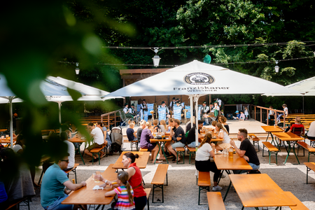 Beer garden table sets with legroom are assembled in beer garden Hirschau.