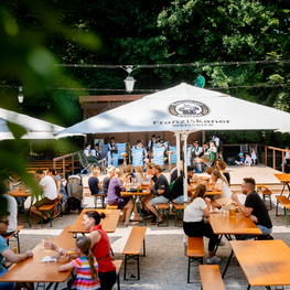 Bierzeltgarnituren mit Beinfreiheit sind in Biergarten Hirschau aufgebaut.