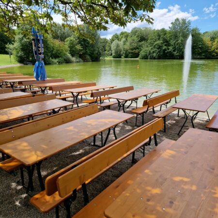 Im Michaeligarten stehen eine Menge Bierzeltgarnituren mit Beinfreiheit.