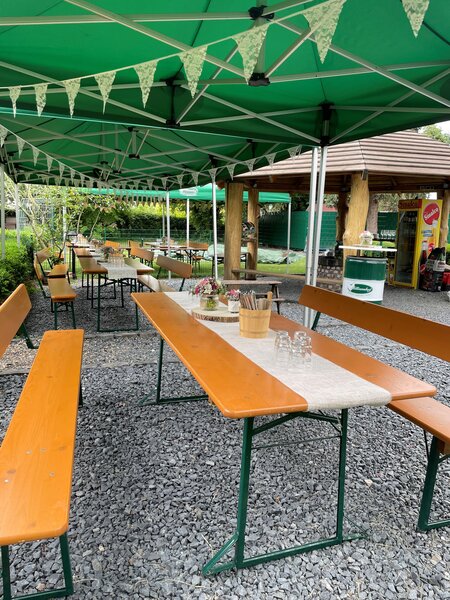 For an event at the Milianshof, wide beer garden table sets with backrests were decorated.