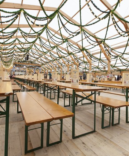 Klassische Bierzeltgarnituren sind beim Oktoberfest im Einsatz gewesen.