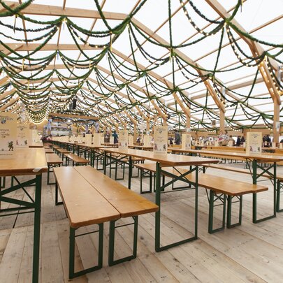 Klassische Bierzeltgarnituren sind beim Oktoberfest im Einsatz gewesen.