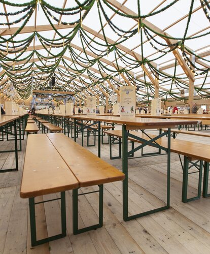 Klassische Bierzeltgarnituren sind beim Oktoberfest im Einsatz gewesen.