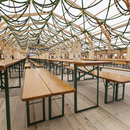 Klassische Bierzeltgarnituren sind beim Oktoberfest im Einsatz gewesen.