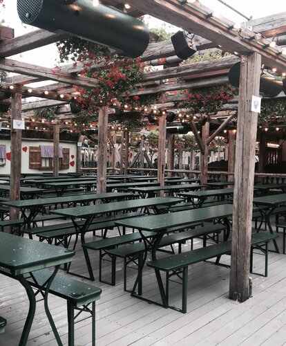 Es sind beim Oktoberfest grüne Sondergarnituren mit Beinfreiheit aufgestellt.
