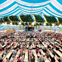 Die klassische Bierzeltgarnitur in der Farbe Natur beim Oktoberfest.