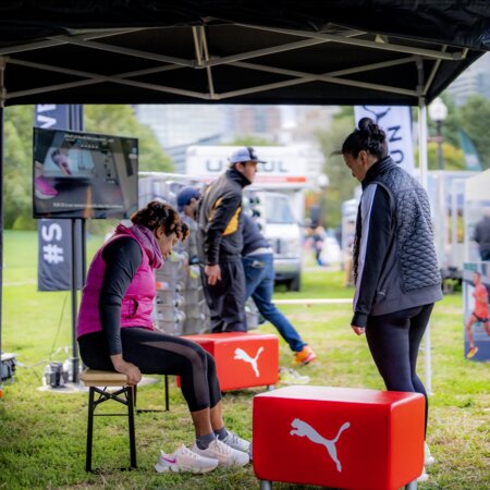 Beim 10k Puma Marathon for Women  in Boston konnten die Frauen die kleine Bierbank nutzen, um verschiedenste Schuhe anzuprobieren.