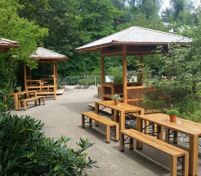Mehrere Lagos sind im Tao Garten im Münchner Zoo aufgestellt.