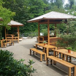 Mehrere Lagos sind im Tao Garten im Münchner Zoo aufgestellt.