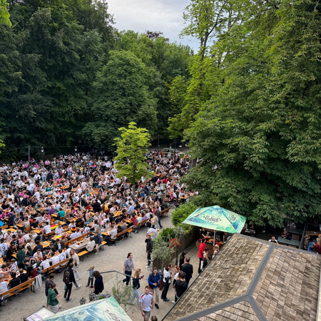 Vogelperspektive auf den voll besetzten Biergarten Hirschau zur Fußball-Europameisterschaft 2024.