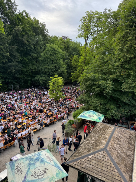 Vogelperspektive auf den voll besetzten Biergarten Hirschau zur Fußball-Europameisterschaft 2024.
